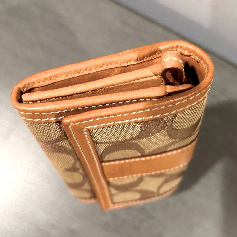 🏷️ - Coach wallet- EUC - Picture 3 of 7